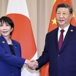 　２０２５年１０月、日中首脳会談を前に中国の習近平国家主席（右）と握手を交わす高市早苗首相＝韓国・慶州（共同）