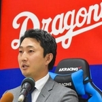 　契約を更改し、記者会見する中日・藤嶋＝３０日、ナゴヤ球場