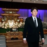 　池谷公二郎さんの通夜に参列した広島の新井貴浩監督＝３０日夜、広島市