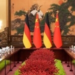 　会談する中国の習近平国家主席（左端）とドイツのシュタインマイヤー大統領（右端）＝３０日、北京の人民大会堂（共同）