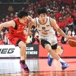 　名古屋Ｄ戦で攻め込む滋賀・野本（右）＝ＩＧアリーナ