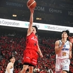 　滋賀戦でシュートを放つ名古屋Ｄ・斎藤（左）＝ＩＧアリーナ