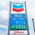 　ガソリン価格を示す看板に表示されたシェブロンのロゴ＝９月２４日、米テキサス州（ゲッティ＝共同）