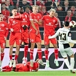 　エルファースベルクのフェリックス・カイデル（右）にＦＫで先制を許すマインツ＝３０日、エルファースベルク（ＤＰＡ・ＡＰ＝共同）