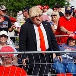 　トランプ米大統領が出席する共和党集会に参加するため並ぶ人たち＝１０月３０日、米フロリダ州デイトナビーチ（共同）