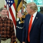 　ロシアが拘束していた米国の元教師スティーブン・ハバード氏（左）と面会したトランプ大統領＝１０月３０日、ワシントンのホワイトハウス（ＡＰ＝共同）