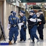 　窃盗事件があった「中野ブロードウェイ」にある時計店付近を調べる捜査員ら＝１０月２９日夜、東京都中野区