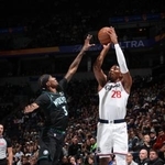 　ティンバーウルブズ戦で３点シュートを放つクリッパーズの八村（右）＝ミネアポリス（ＮＢＡＥ・ゲッティ＝共同）