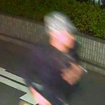 　防犯カメラに写る「中野ブロードウェイ」から逃走している男とみられる人物＝１０月２９日午後７時５５分ごろ、東京・中野