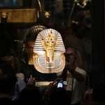 　大エジプト博物館に収蔵されているツタンカーメンの「黄金のマスク」を見物する観光客ら＝１０月２８日、カイロ近郊ギザ（共同）