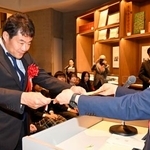 　「岩宿文化賞」の授賞式で、表彰状を受け取る奈良文化財研究所の国武貞克主任研究員（左）＝３１日午前、群馬県みどり市