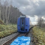 　ＪＲ宗谷線の天塩中川-問寒別間で、ヒグマと衝突して列車の下に巻き込み脱線した特急列車「サロベツ３号」＝３１日午前（ＪＲ北海道提供）