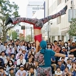 　大道芸Ｗ杯でパフォーマンスを披露する「サブリミット」＝３１日午後、静岡市