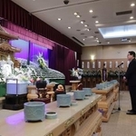 　池谷公二郎さんの葬儀・告別式で弔辞を述べる山本浩二さん＝３１日午後、広島市