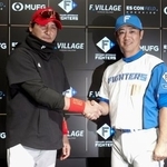 　握手を交わす日本ハムの新庄監督（左）と西岡新野手総合コーチ＝３１日、エスコンフィールド