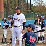 　「長嶋茂雄少年野球教室」で児童の打撃練習を見守る巨人ＯＢの中畑清さん＝３１日午前、千葉県佐倉市