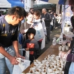 　鯨串カツが無償で振る舞われた下関くじら祭＝３１日午後、山口県下関市