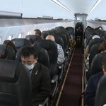 　北方領土周辺の上空を飛ぶ航空機内で黙とうをささげる元島民ら＝３１日午前（代表撮影）