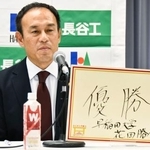 　全日本大学駅伝を前に記者会見する早大の花田勝彦監督＝３１日、名古屋市