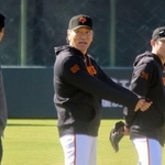 　秋季キャンプを見守る巨人の松井新監督（中央）＝ジャイアンツ球場