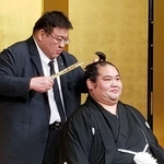　断髪式で、追手風親方（左）に最後のはさみを入れられる元幕内大奄美の坂元元規氏＝３１日、福岡市内のホテル