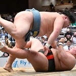 　個人戦決勝で日大の伊賀慎之助を寄り倒し、初優勝した日体大のバットヤッグ・バヤルボルド＝両国国技館