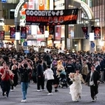 　東京・渋谷のスクランブル交差点を行き交う人たち＝３１日夜