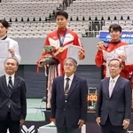 　男子サーブルで初優勝した津森志道（奥左から２人目）＝駒沢体育館