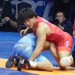 　男子フリースタイル７４キロ級の準決勝で攻めをこらえる青柳善の輔＝アスタナ（共同）