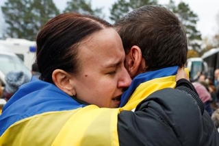 　ロシアが占領するウクライナ南部ヘルソン州オレシュキから避難し、ウクライナ領に入った人々＝３１日（ロイター＝共同）