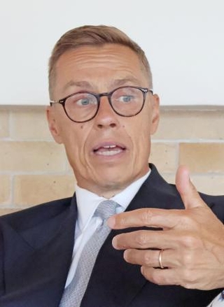　共同通信の単独インタビューに答えるフィンランドのストゥブ大統領＝７月３１日、ヘルシンキ（共同）