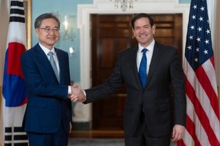 　ワシントンで握手を交わすルビオ米国務長官（右）と韓国の趙顕外相＝７月３１日（ＡＰ＝共同）