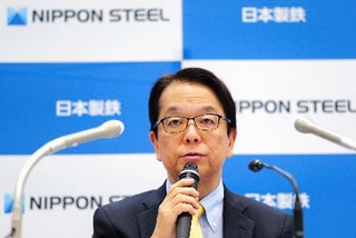 　２０２５年４～６月期の連結決算が発表され、記者会見する日本製鉄の森高弘副会長＝１日午後、東京都千代田区