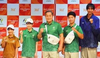 　愛知・名古屋アジア大会でスタッフが着用するユニホーム姿でポーズをとるアンバサダーの松平健さん（中央）ら＝１日、名古屋市