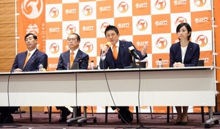 　記者会見する参政党の（左から）松田学参院議員、安藤裕参院議員、神谷代表、梅村みずほ参院議員＝１日午後、国会