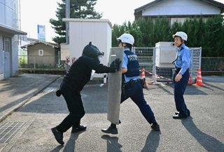 　岐阜県警関署で行われたツキノワグマの出没を想定した対応訓練＝１日午後