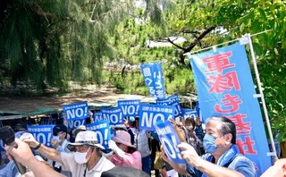 　米軍キャンプ・シュワブのゲート前で抗議する人たち＝２日午後、沖縄県名護市