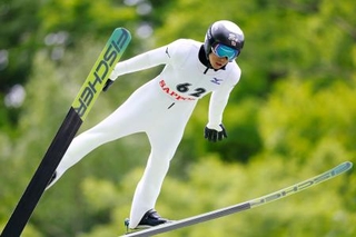 　男子成年で優勝した小林朔太郎＝大倉山