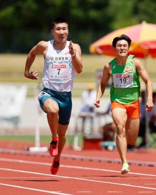 　陸上の富士北麓ワールドトライアルの男子１００メートル予選で力走する桐生祥秀（左）。９秒９９をマークした＝富士山の銘水スタジアム