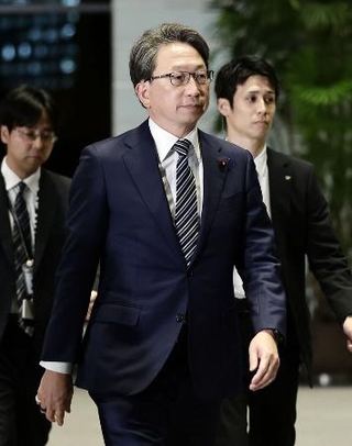 　首相官邸に入る平将明氏＝２０２４年１１月