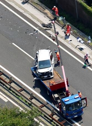 　滋賀県長浜市の北陸自動車道下り線で発生した多重事故の現場＝３日午後１時１９分（共同通信社ヘリから）