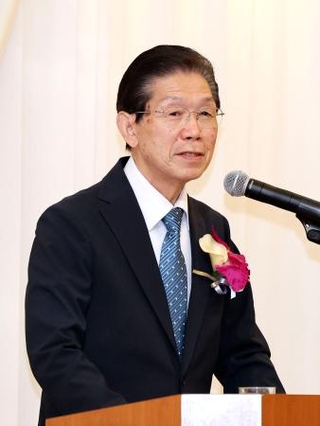 　国際勝共連合の集会で講演する渡辺芳雄会長＝３日午後、東京都千代田区