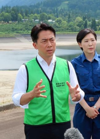 　視察先で記者団の取材に応じる小泉農相＝３日午後、新潟県津南町