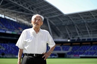 　新スタジアム「エディオンピースウイング広島」を眺める、サッカーＪ１広島の初代総監督などを務めた今西和男さん。４歳の時に現在の広島駅近くの自宅で被爆した