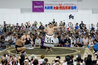 　大阪・関西万博で開催された大相撲の夏巡業で、土俵入りを披露する横綱大の里＝３日、大阪市此花区の夢洲