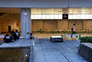 　事件があったＪＲ浜松駅北口のバスターミナル地下にある広場の現場付近＝３日午後、浜松市