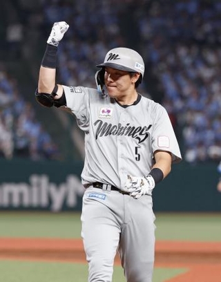 　９回、勝ち越し打を放ちガッツポーズするロッテ・安田＝ベルーナドーム