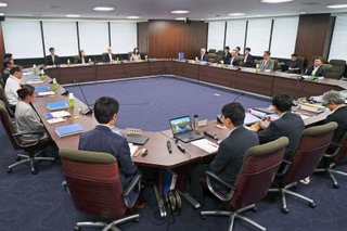 　厚労省で開かれた中央最低賃金審議会の小委員会＝４日午前