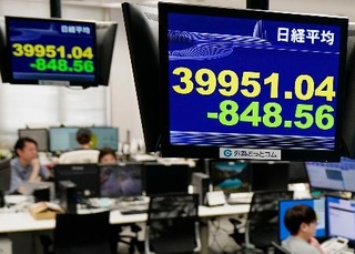 　４万円を割り込んだ日経平均株価を示すモニター＝４日午前、東京都港区の外為どっとコム