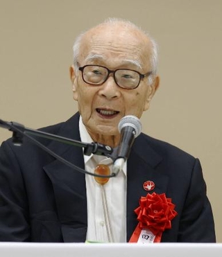 　比叡山延暦寺で開かれた「世界平和祈りの集い」で講演する被団協の田中熙巳代表委員＝４日午後、大津市